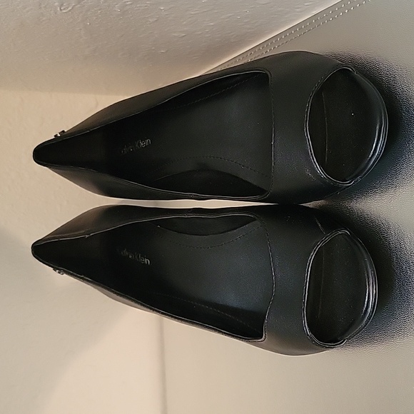 NWOT Calvin Klein Black Faux Leather Shelley 2.75" Peep Toe Wedges - Picture 2 of 9
